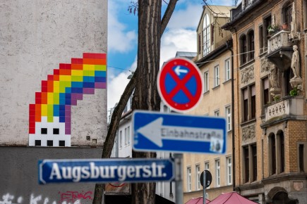MUN_10 - Rainbow invader - Munich /// 50 pts
