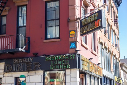 NY-168 - Burger time - Greenwich Village - Manhattan - New York /// 40 pts