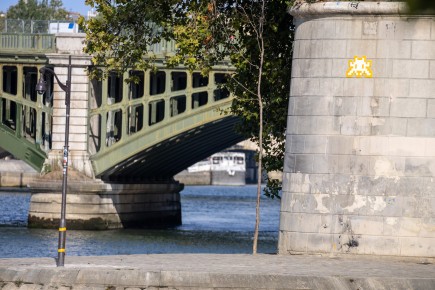 PA-1516 - Yellow ring - Bord de Seine - Quartier des Îles 04è /// 30 pts