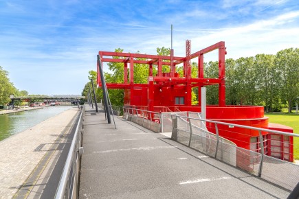 PA-1579 - Invasion Folie P5 - Canal de l'Ourcq - Quartier du Bassin de la Villette 19è /// 30 pts