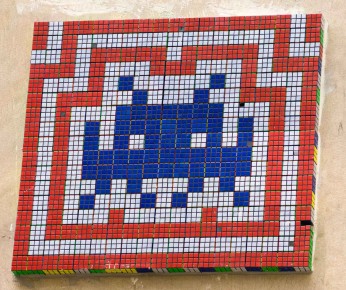 PA-676 - Quartier de la Monnaie 06è - Composé de 323 Rubikcubes ! (17 lignes sur 19 colonnes) apparemment il devait faire dans les 30 kilos lors de la pose. /// 50 pts