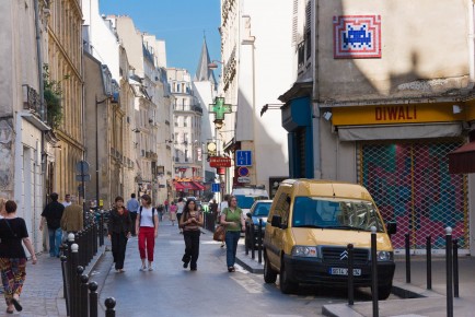 PA-676 - Quartier de la Monnaie 06è - Composé de 323 Rubikcubes ! (17 lignes sur 19 colonnes) apparemment il devait faire dans les 30 kilos lors de la pose. /// 50 pts