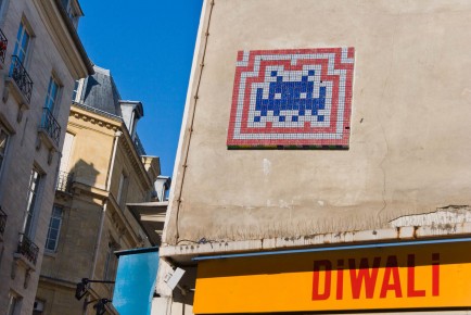 PA-676 - Quartier de la Monnaie 06è - Composé de 323 Rubikcubes ! (17 lignes sur 19 colonnes) apparemment il devait faire dans les 30 kilos lors de la pose. /// 50 pts