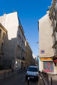 PA-676 - Quartier de la Monnaie 06è - Composé de 323 Rubikcubes ! (17 lignes sur 19 colonnes) apparemment il devait faire dans les 30 kilos lors de la pose. /// 50 pts