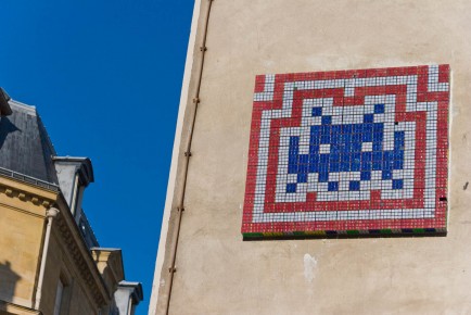 PA-676 - Quartier de la Monnaie 06è - Composé de 323 Rubikcubes ! (17 lignes sur 19 colonnes) apparemment il devait faire dans les 30 kilos lors de la pose. /// 50 pts