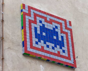 PA-676 - Quartier de la Monnaie 06è - Composé de 323 Rubikcubes ! (17 lignes sur 19 colonnes) apparemment il devait faire dans les 30 kilos lors de la pose. /// 50 pts