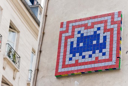 PA-676 - Quartier de la Monnaie 06è - Composé de 323 Rubikcubes ! (17 lignes sur 19 colonnes) apparemment il devait faire dans les 30 kilos lors de la pose. /// 50 pts