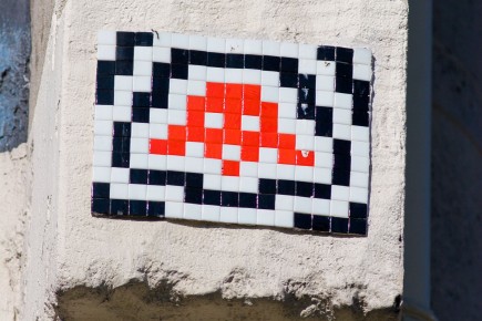 PA-703 - Quartier Bastille - Popincourt 11è. Space Invader a profité des échaffaudages pour le poser. /// 10 pts