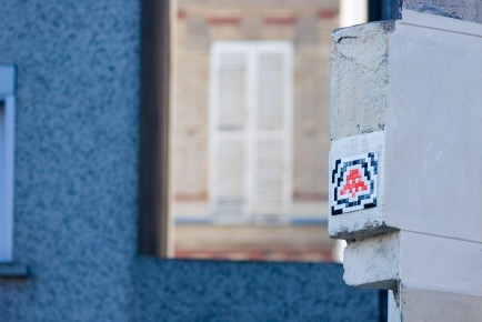 PA-703 - Quartier Bastille - Popincourt 11è. Space Invader a profité des échaffaudages pour le poser. /// 10 pts