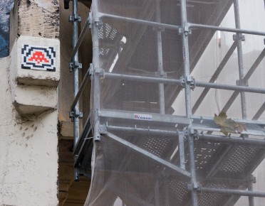 PA-703 - Quartier Bastille - Popincourt 11è. Space Invader a profité des échaffaudages pour le poser. /// 10 pts