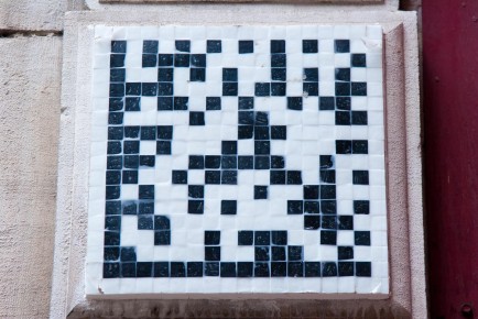 PA-795 - Quartier de la Monnaie 06è - QR Code signifiant Invader2008 /// 30 pts