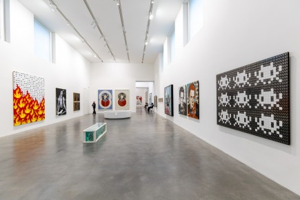 "Triple Trouble" exposition de Invader, Shepard Fairey et Damien Hirst à la Newport Street Gallery du 10 octobre 2025 au 29 mars 2026