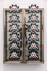 "Triple Trouble" exposition de Invader, Shepard Fairey et Damien Hirst à la Newport Street Gallery du 10 octobre 2025 au 29 mars 2026