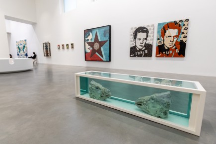 "Triple Trouble" exposition de Invader, Shepard Fairey et Damien Hirst à la Newport Street Gallery du 10 octobre 2025 au 29 mars 2026