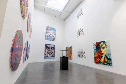 "Triple Trouble" exposition de Invader, Shepard Fairey et Damien Hirst à la Newport Street Gallery du 10 octobre 2025 au 29 mars 2026