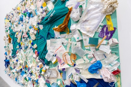 "Triple Trouble" exposition de Invader, Shepard Fairey et Damien Hirst à la Newport Street Gallery du 10 octobre 2025 au 29 mars 2026