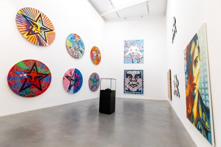 "Triple Trouble" exposition de Invader, Shepard Fairey et Damien Hirst à la Newport Street Gallery du 10 octobre 2025 au 29 mars 2026