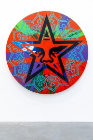 "Triple Trouble" exposition de Invader, Shepard Fairey et Damien Hirst à la Newport Street Gallery du 10 octobre 2025 au 29 mars 2026