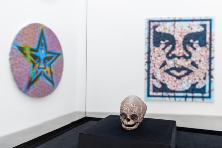 "Triple Trouble" exposition de Invader, Shepard Fairey et Damien Hirst à la Newport Street Gallery du 10 octobre 2025 au 29 mars 2026