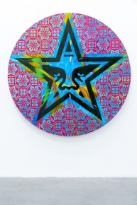 "Triple Trouble" exposition de Invader, Shepard Fairey et Damien Hirst à la Newport Street Gallery du 10 octobre 2025 au 29 mars 2026