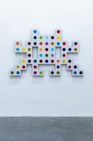 "Triple Trouble" exposition de Invader, Shepard Fairey et Damien Hirst à la Newport Street Gallery du 10 octobre 2025 au 29 mars 2026