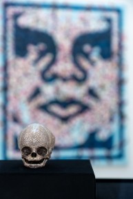 "Triple Trouble" exposition de Invader, Shepard Fairey et Damien Hirst à la Newport Street Gallery du 10 octobre 2025 au 29 mars 2026