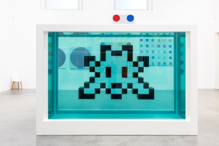 "Triple Trouble" exposition de Invader, Shepard Fairey et Damien Hirst à la Newport Street Gallery du 10 octobre 2025 au 29 mars 2026