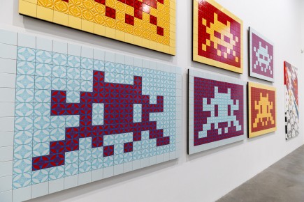 "Triple Trouble" exposition de Invader, Shepard Fairey et Damien Hirst à la Newport Street Gallery du 10 octobre 2025 au 29 mars 2026