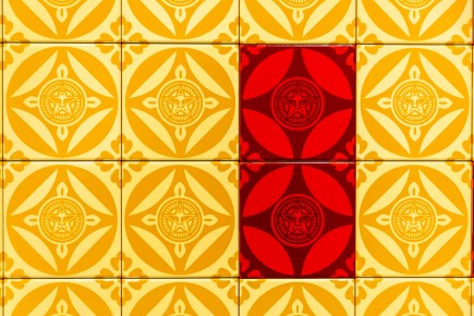 "Triple Trouble" exposition de Invader, Shepard Fairey et Damien Hirst à la Newport Street Gallery du 10 octobre 2025 au 29 mars 2026