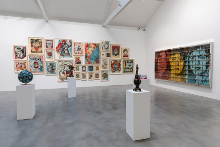 "Triple Trouble" exposition de Invader, Shepard Fairey et Damien Hirst à la Newport Street Gallery du 10 octobre 2025 au 29 mars 2026