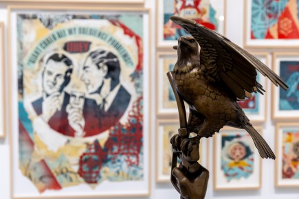 "Triple Trouble" exposition de Invader, Shepard Fairey et Damien Hirst à la Newport Street Gallery du 10 octobre 2025 au 29 mars 2026