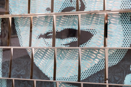 "Triple Trouble" exposition de Invader, Shepard Fairey et Damien Hirst à la Newport Street Gallery du 10 octobre 2025 au 29 mars 2026