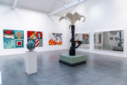 "Triple Trouble" exposition de Invader, Shepard Fairey et Damien Hirst à la Newport Street Gallery du 10 octobre 2025 au 29 mars 2026