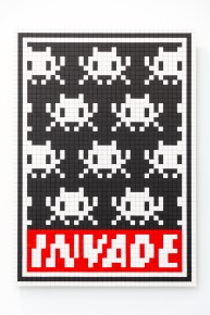 "Triple Trouble" exposition de Invader, Shepard Fairey et Damien Hirst à la Newport Street Gallery du 10 octobre 2025 au 29 mars 2026