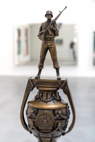 "Triple Trouble" exposition de Invader, Shepard Fairey et Damien Hirst à la Newport Street Gallery du 10 octobre 2025 au 29 mars 2026