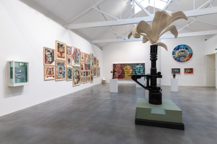 "Triple Trouble" exposition de Invader, Shepard Fairey et Damien Hirst à la Newport Street Gallery du 10 octobre 2025 au 29 mars 2026