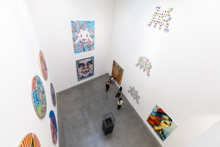 "Triple Trouble" exposition de Invader, Shepard Fairey et Damien Hirst à la Newport Street Gallery du 10 octobre 2025 au 29 mars 2026