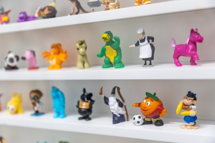 "Triple Trouble" exposition de Invader, Shepard Fairey et Damien Hirst à la Newport Street Gallery du 10 octobre 2025 au 29 mars 2026