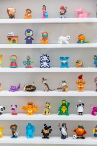 "Triple Trouble" exposition de Invader, Shepard Fairey et Damien Hirst à la Newport Street Gallery du 10 octobre 2025 au 29 mars 2026