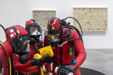 "Triple Trouble" exposition de Invader, Shepard Fairey et Damien Hirst à la Newport Street Gallery du 10 octobre 2025 au 29 mars 2026