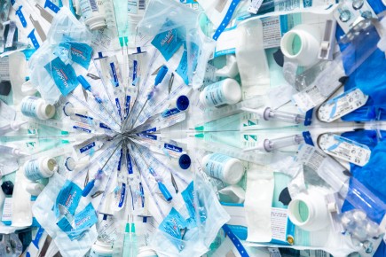 "Triple Trouble" exposition de Invader, Shepard Fairey et Damien Hirst à la Newport Street Gallery du 10 octobre 2025 au 29 mars 2026