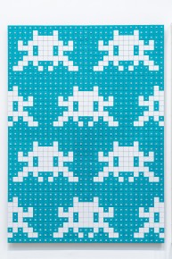 "Triple Trouble" exposition de Invader, Shepard Fairey et Damien Hirst à la Newport Street Gallery du 10 octobre 2025 au 29 mars 2026