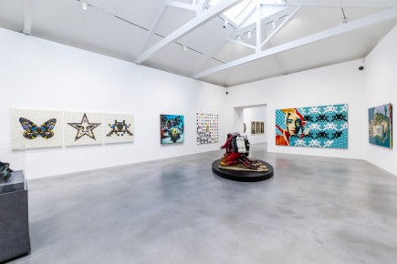 "Triple Trouble" exposition de Invader, Shepard Fairey et Damien Hirst à la Newport Street Gallery du 10 octobre 2025 au 29 mars 2026
