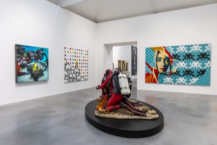 "Triple Trouble" exposition de Invader, Shepard Fairey et Damien Hirst à la Newport Street Gallery du 10 octobre 2025 au 29 mars 2026