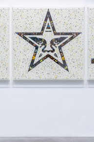 "Triple Trouble" exposition de Invader, Shepard Fairey et Damien Hirst à la Newport Street Gallery du 10 octobre 2025 au 29 mars 2026