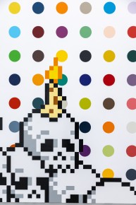 "Triple Trouble" exposition de Invader, Shepard Fairey et Damien Hirst à la Newport Street Gallery du 10 octobre 2025 au 29 mars 2026