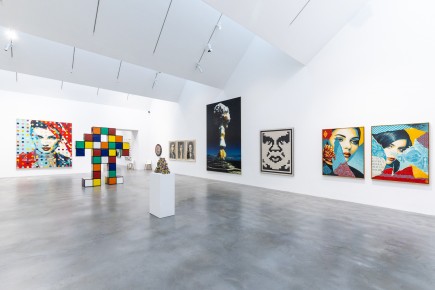 "Triple Trouble" exposition de Invader, Shepard Fairey et Damien Hirst à la Newport Street Gallery du 10 octobre 2025 au 29 mars 2026