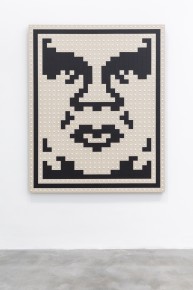 "Triple Trouble" exposition de Invader, Shepard Fairey et Damien Hirst à la Newport Street Gallery du 10 octobre 2025 au 29 mars 2026