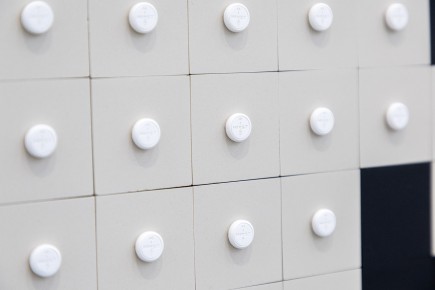 "Triple Trouble" exposition de Invader, Shepard Fairey et Damien Hirst à la Newport Street Gallery du 10 octobre 2025 au 29 mars 2026