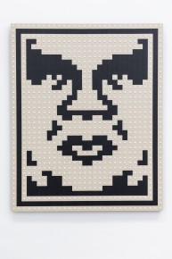 "Triple Trouble" exposition de Invader, Shepard Fairey et Damien Hirst à la Newport Street Gallery du 10 octobre 2025 au 29 mars 2026